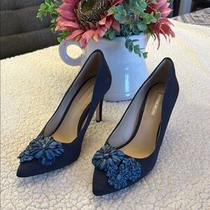 🎤🎉 ANTONIO MELANI Blue High Heel Pumps with Floral Embellishment Sz 7.5